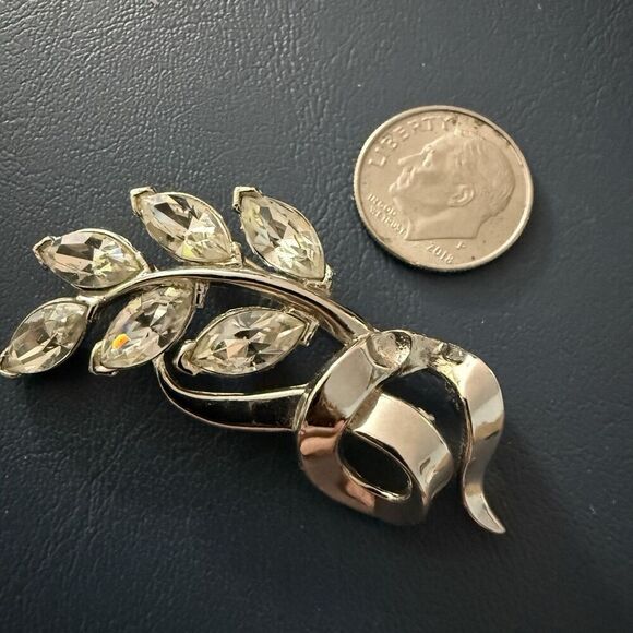 Vintage Silver Tone Signed Crown Trifari Rhinestone Cascade Brooch Pin - Picture 3 of 6